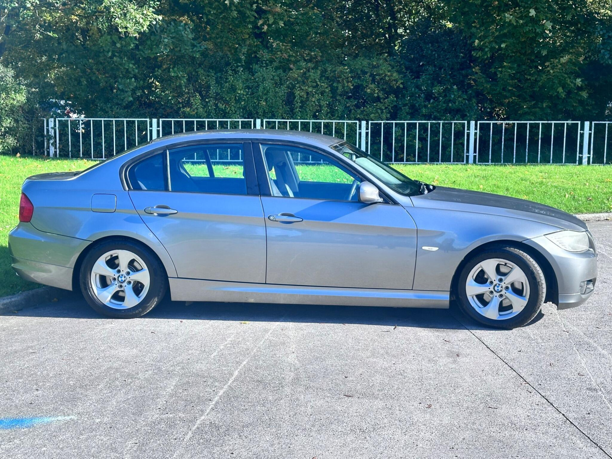2011 BMW 3 Series image 11