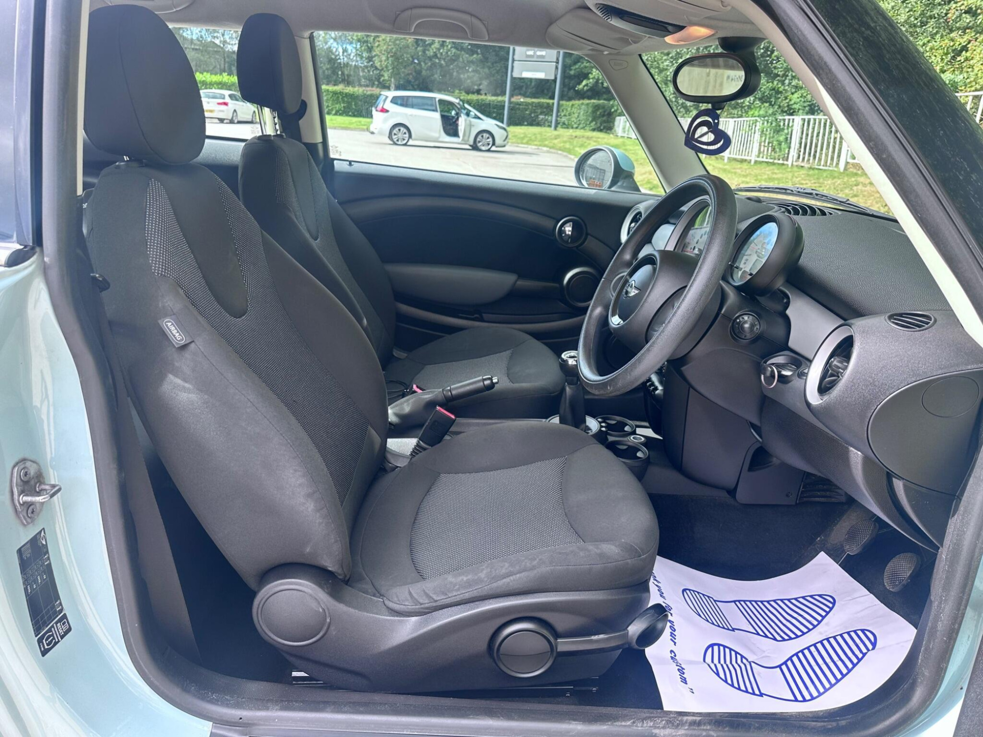 2011 MINI Hatch image 34