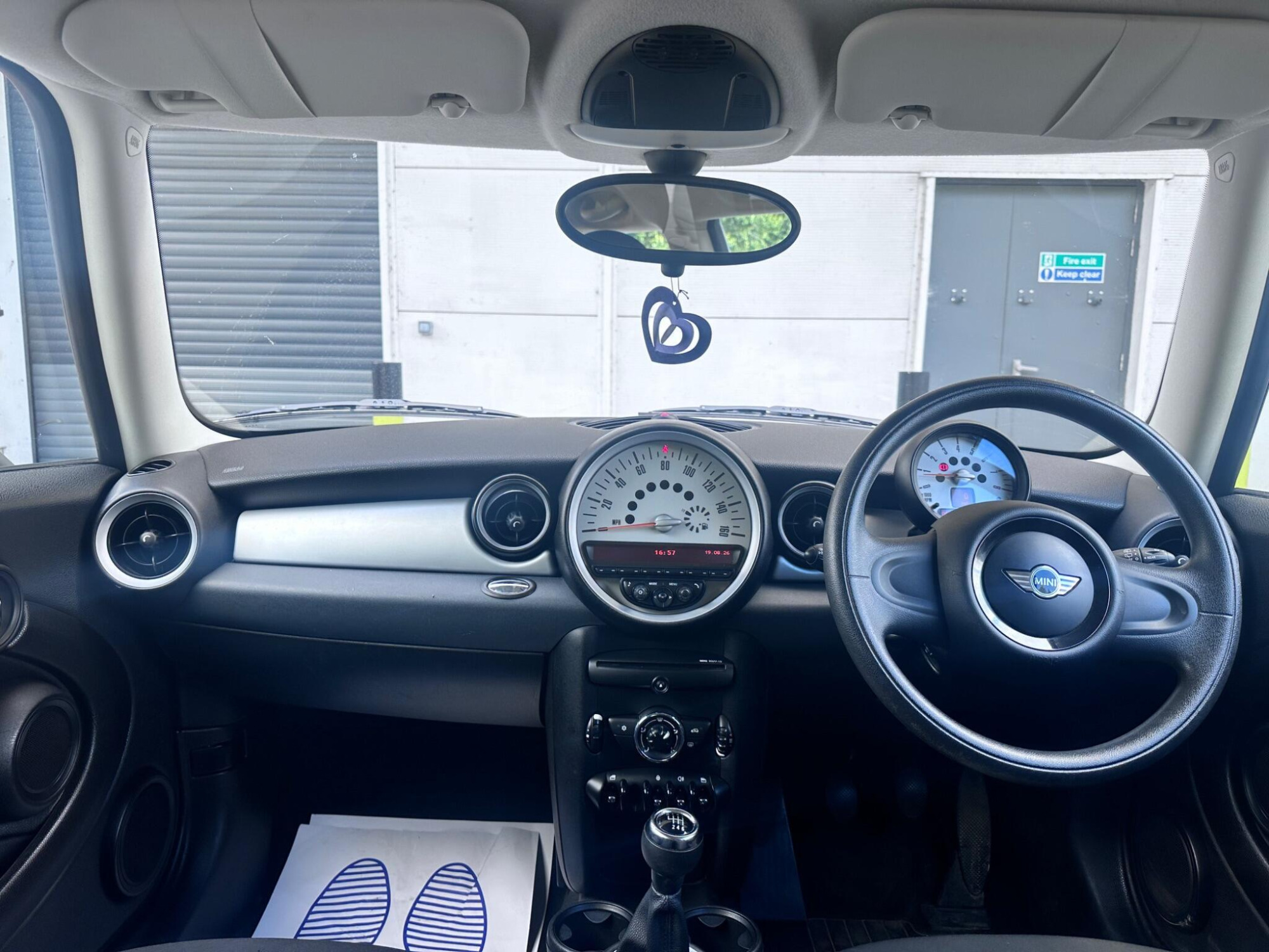 2011 MINI Hatch image 29