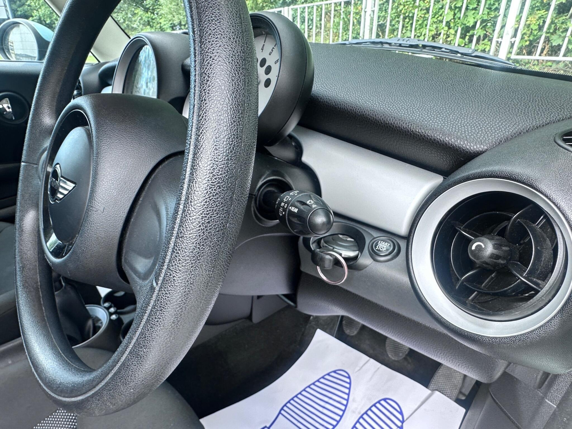 2011 MINI Hatch image 26