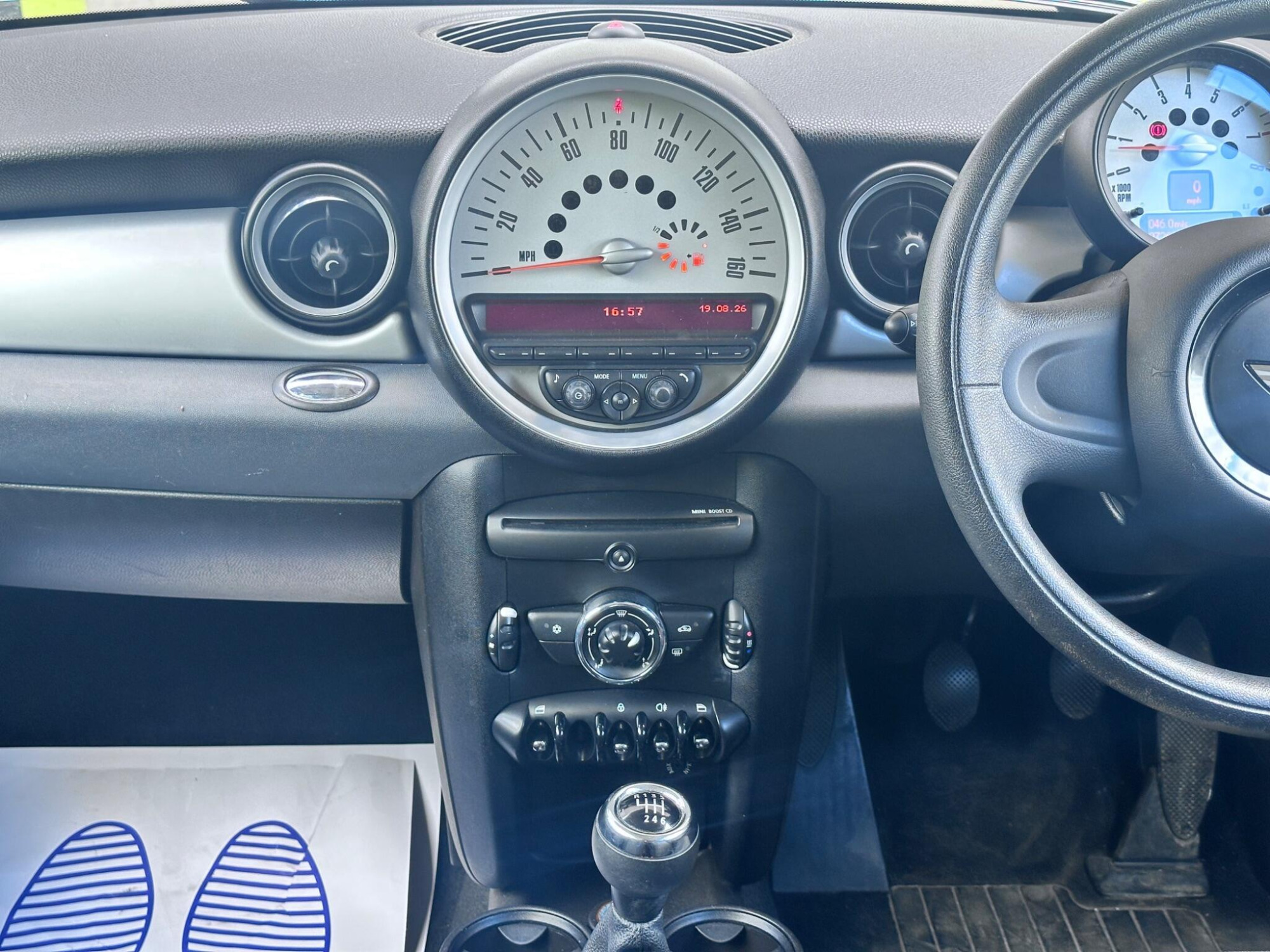 2011 MINI Hatch image 30