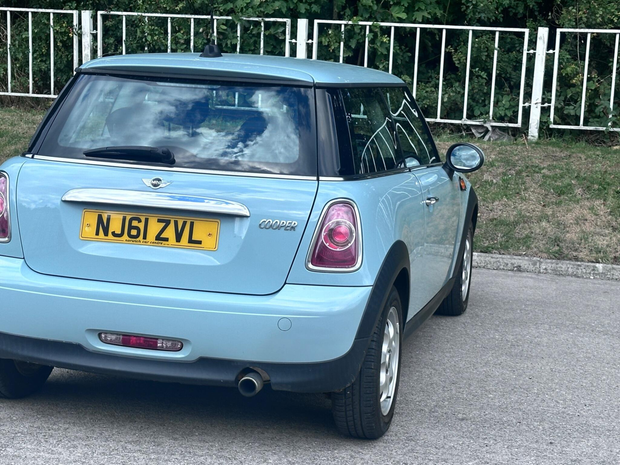 2011 MINI Hatch image 21