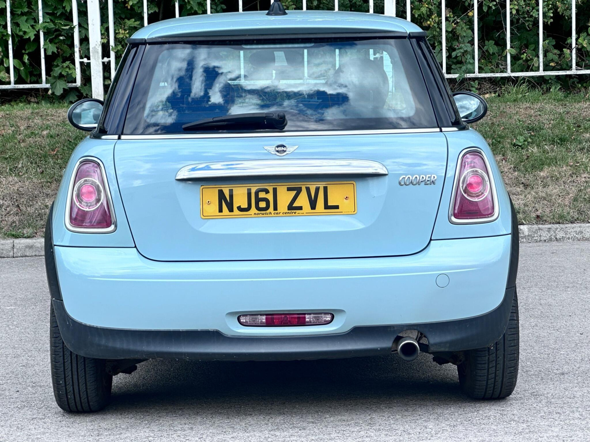 2011 MINI Hatch image 13