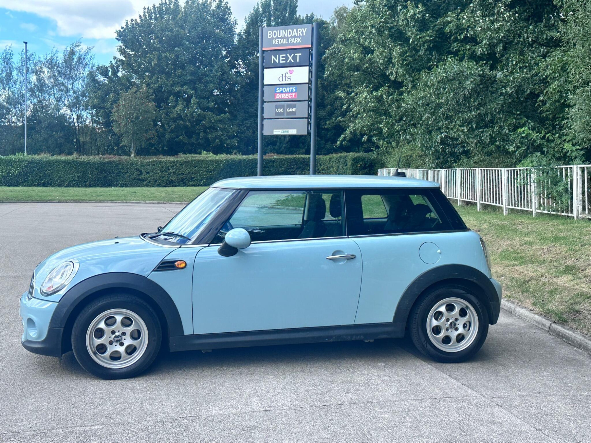 2011 MINI Hatch image 15