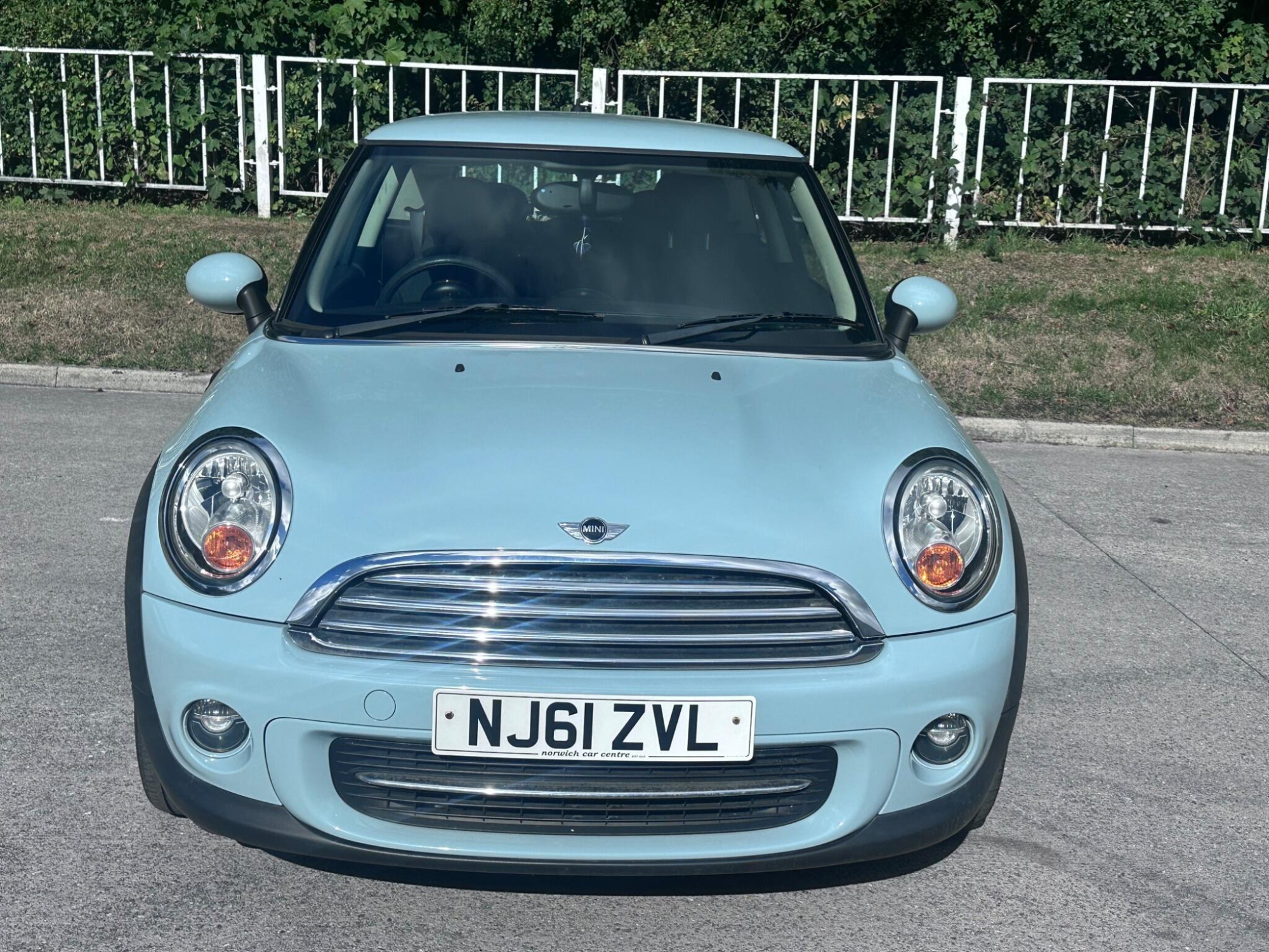 2011 MINI Hatch image 10