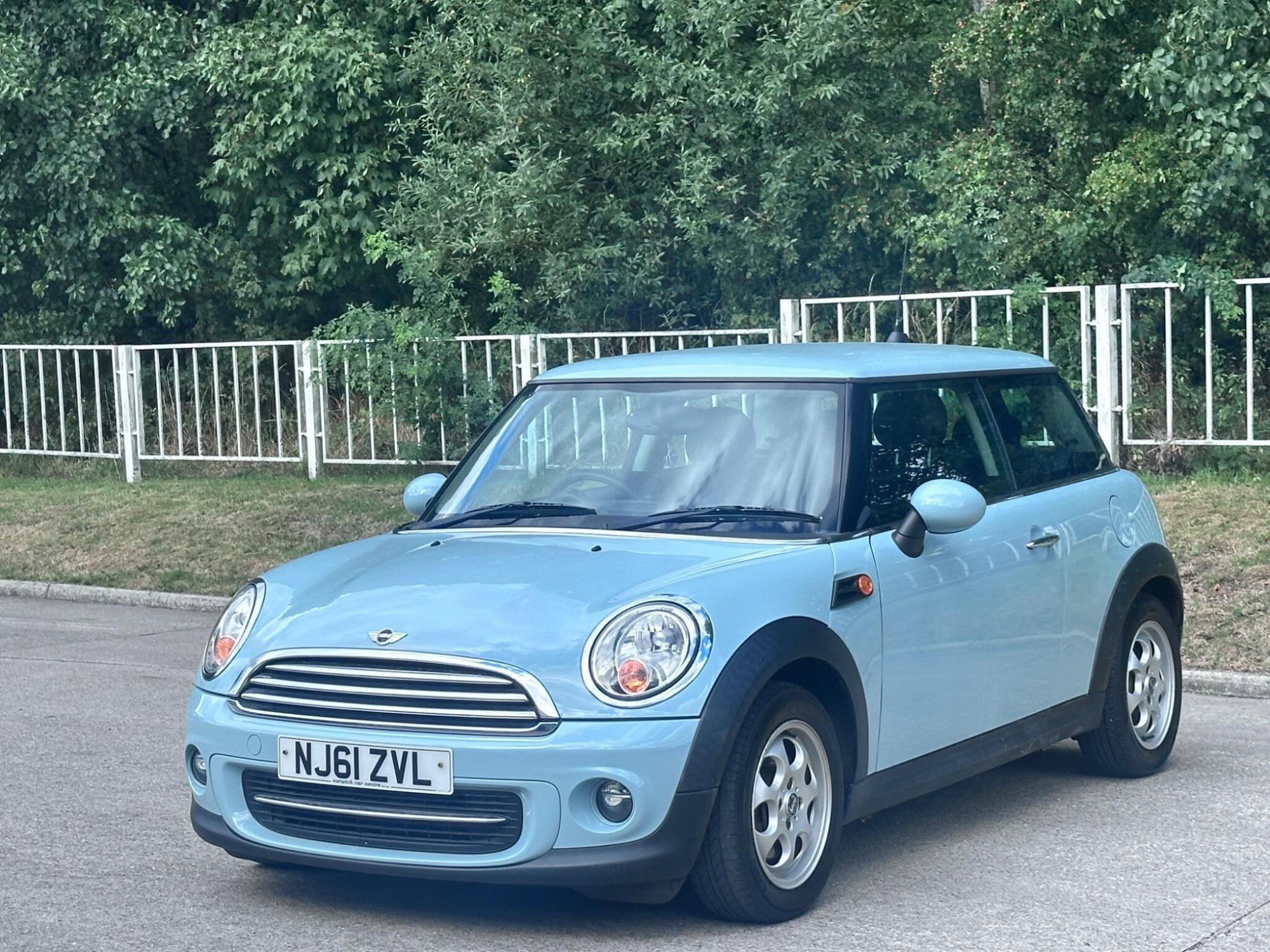 2011 MINI Hatch image 12