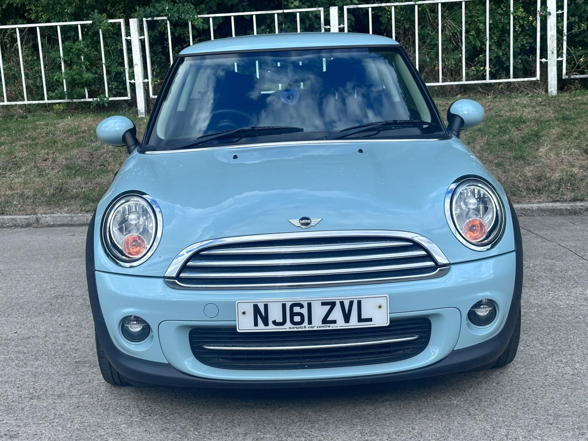 2011 MINI Hatch image 2