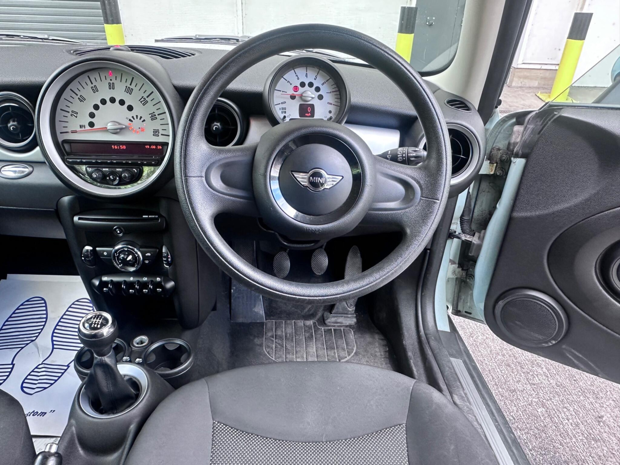2011 MINI Hatch image 33
