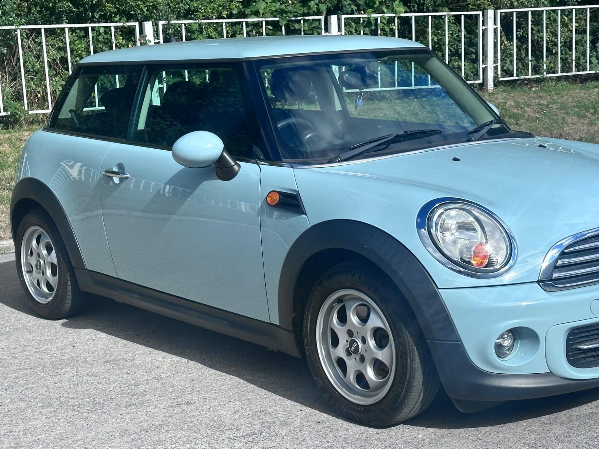 2011 MINI Hatch image 17