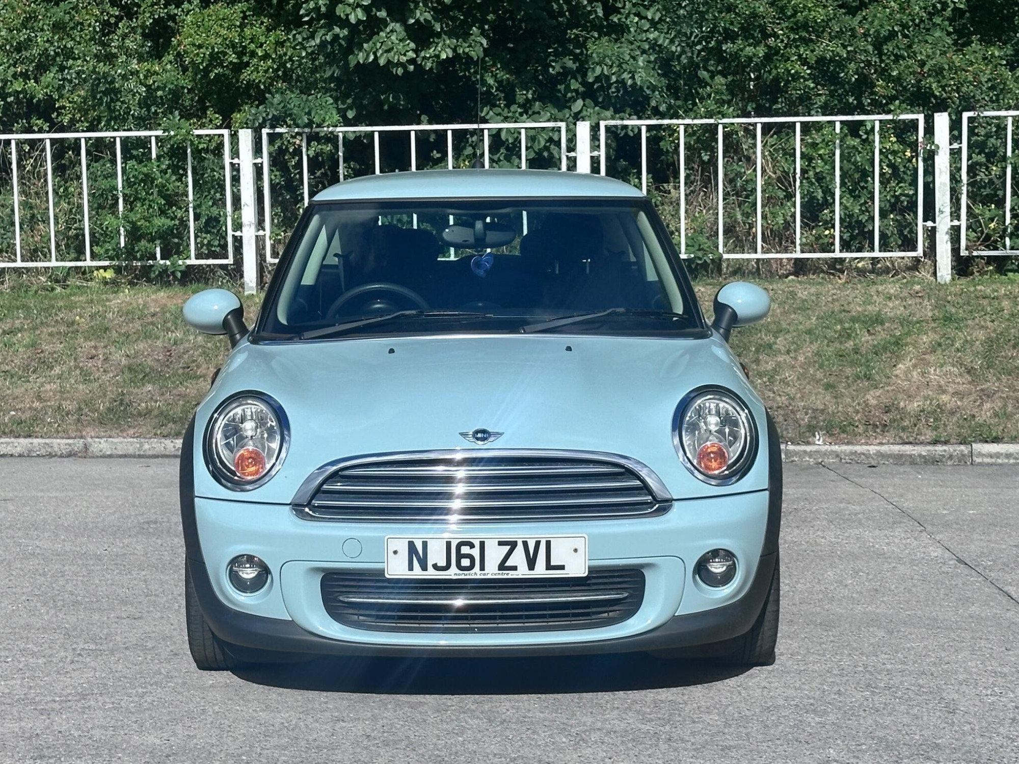 2011 MINI Hatch image 3