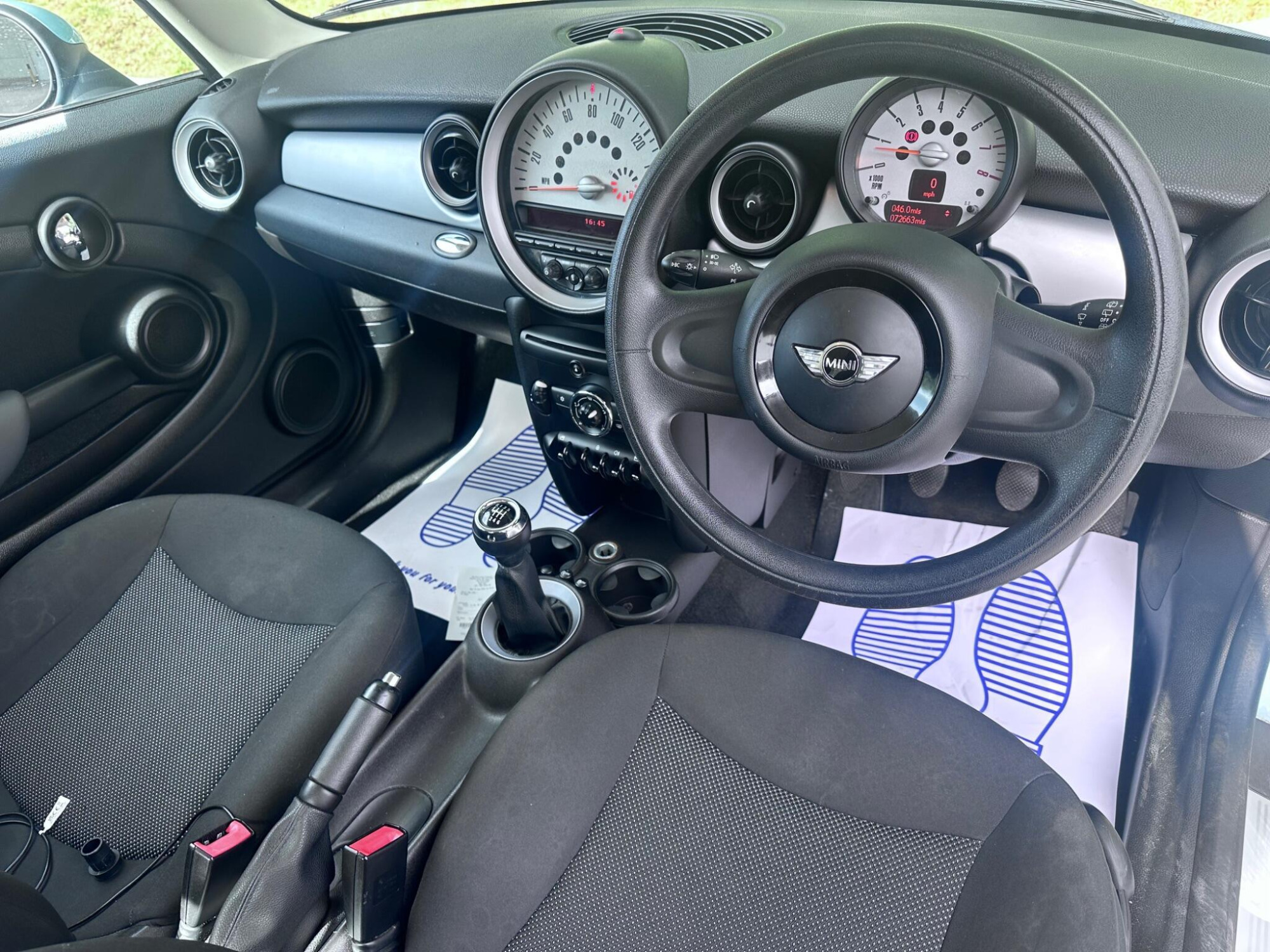 2011 MINI Hatch image 22