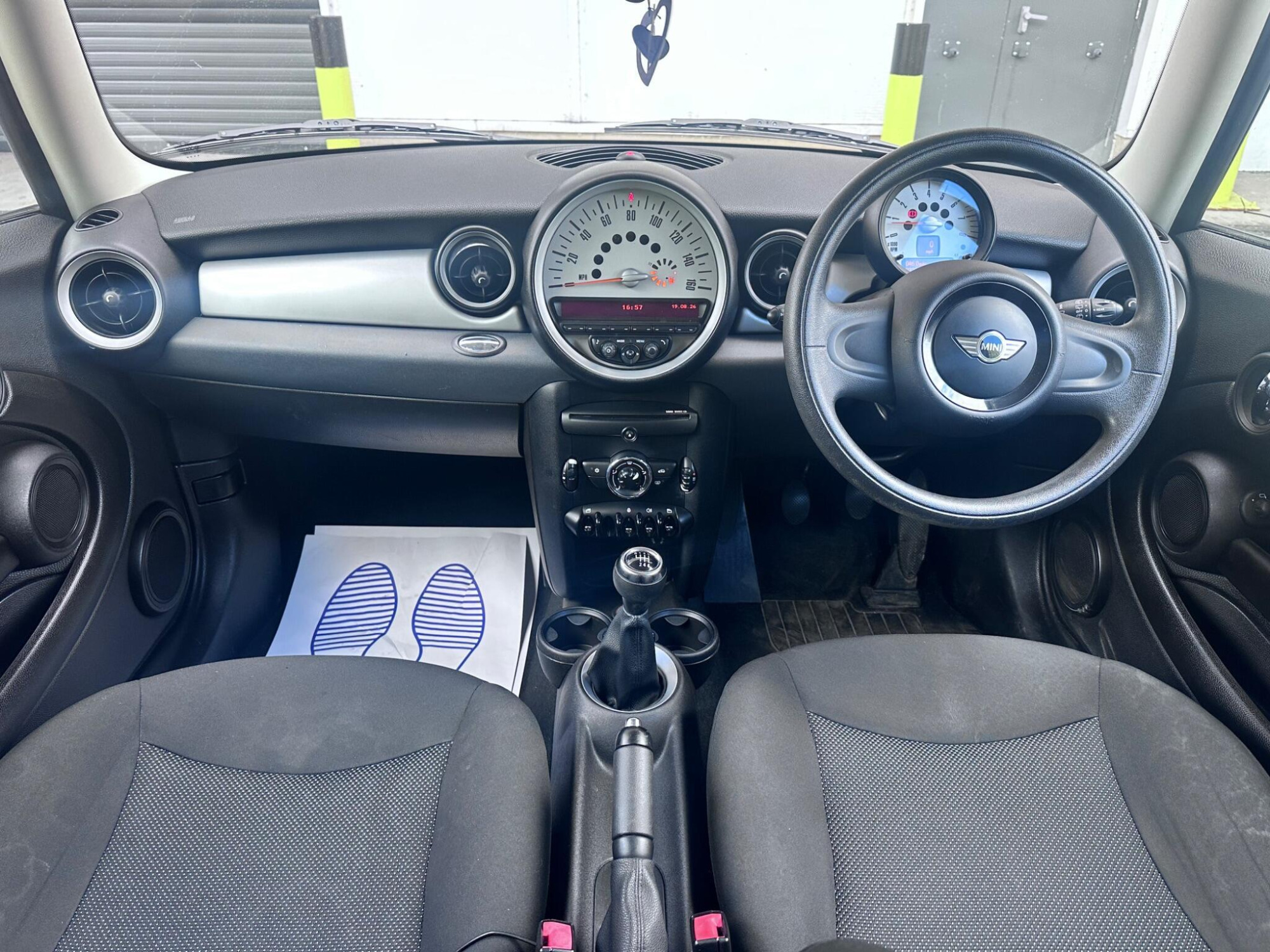 2011 MINI Hatch image 31