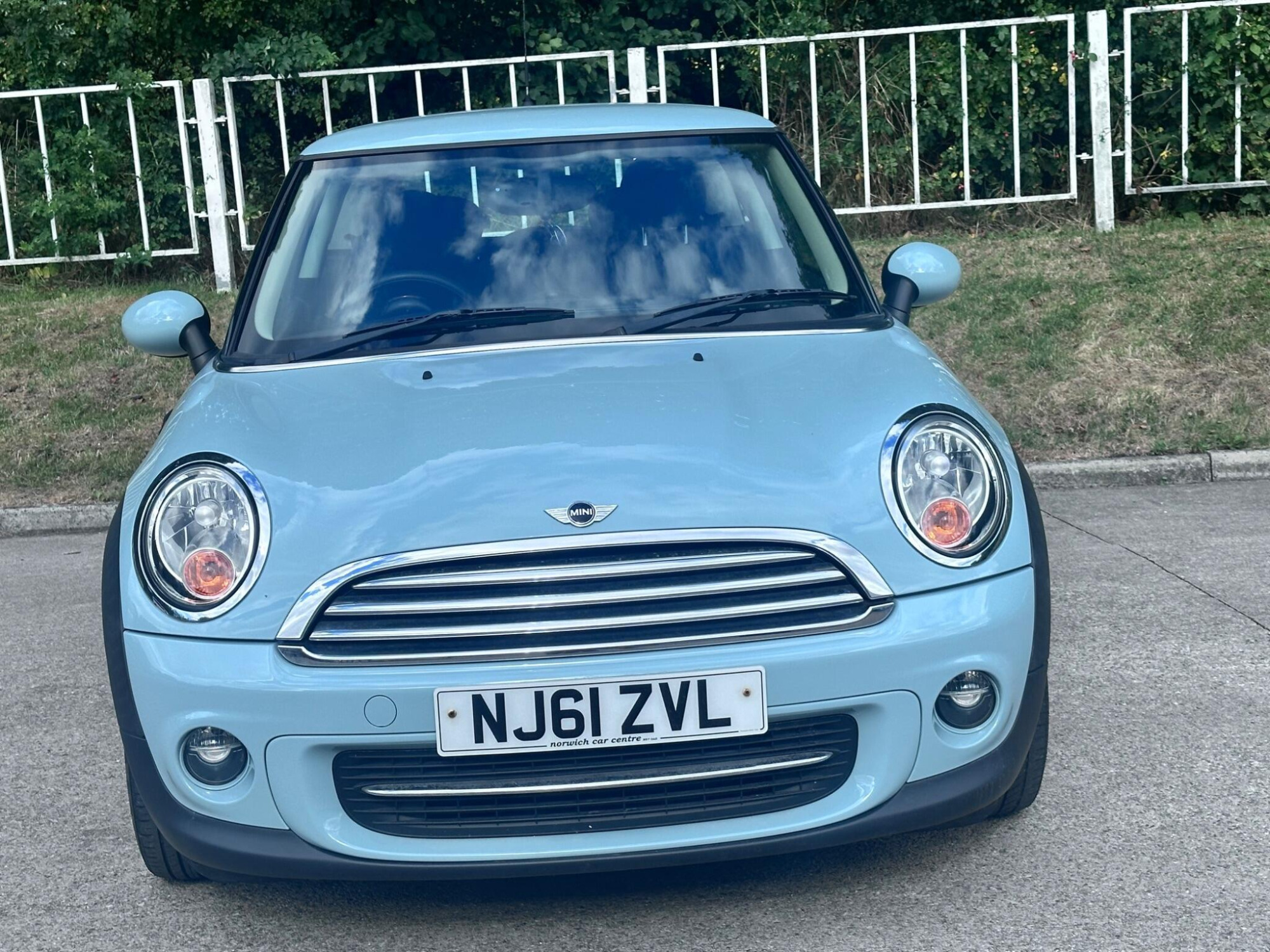 2011 MINI Hatch image 5
