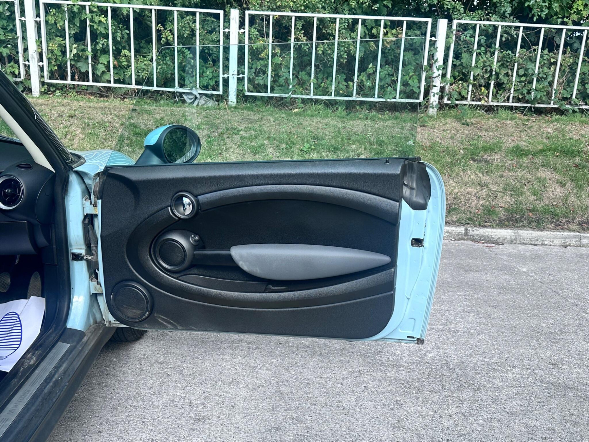 2011 MINI Hatch image 39