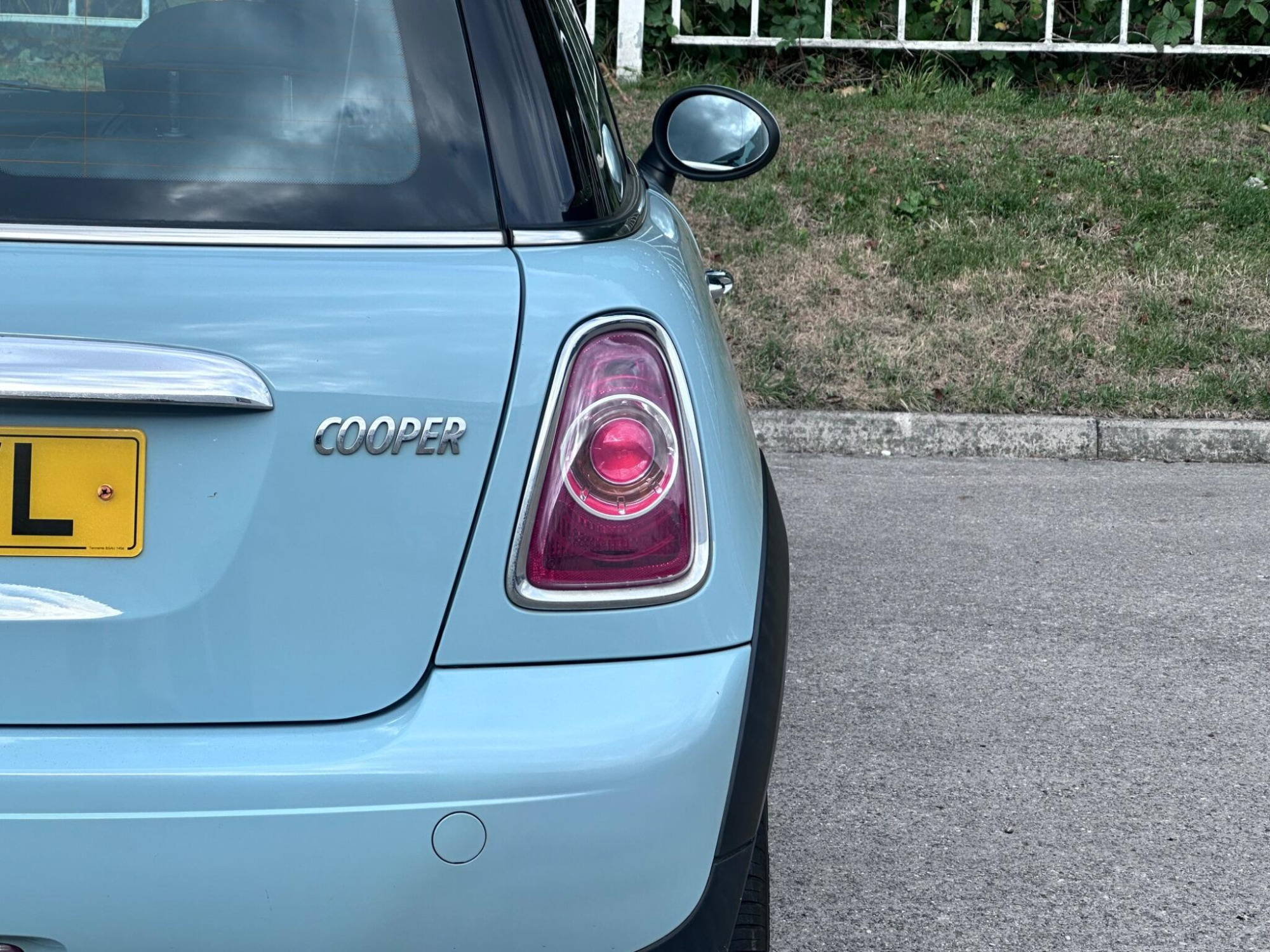 2011 MINI Hatch image 19