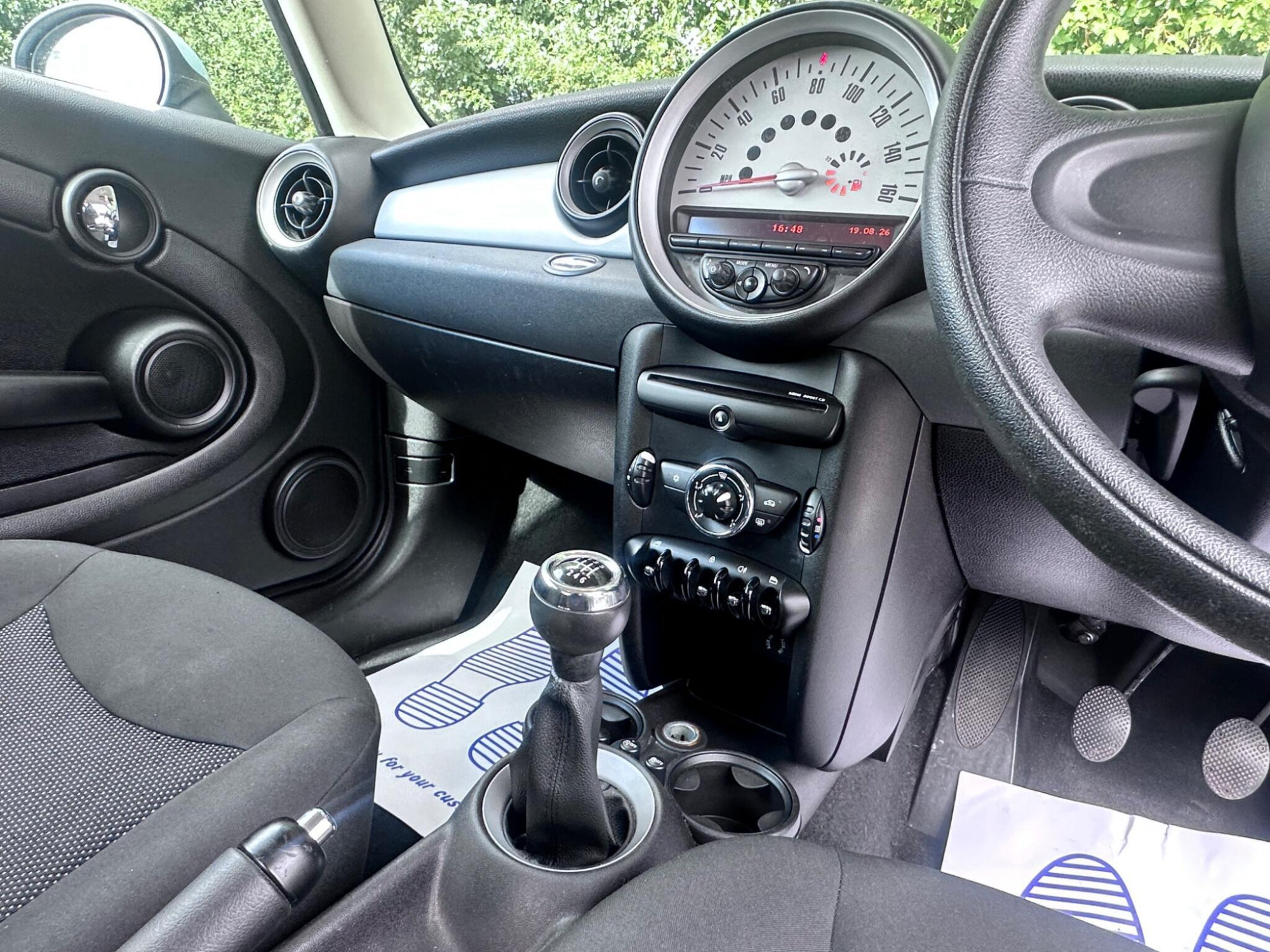 2011 MINI Hatch image 24