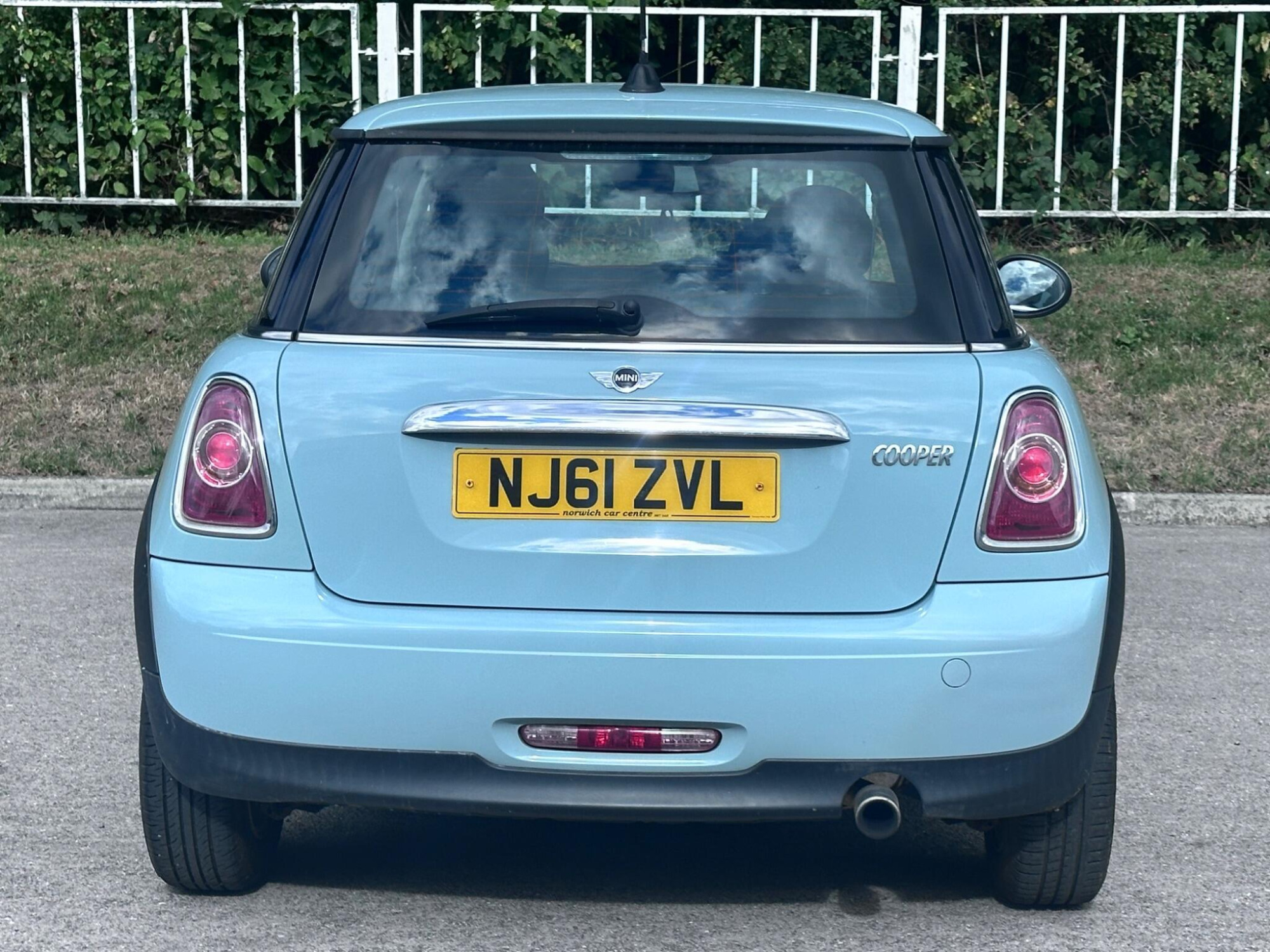 2011 MINI Hatch image 16