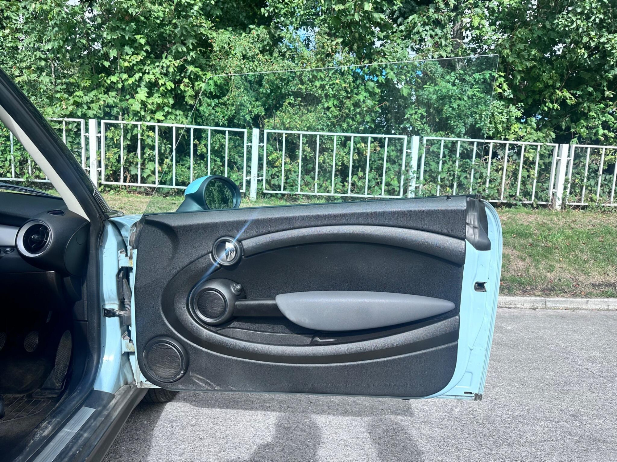 2011 MINI Hatch image 38