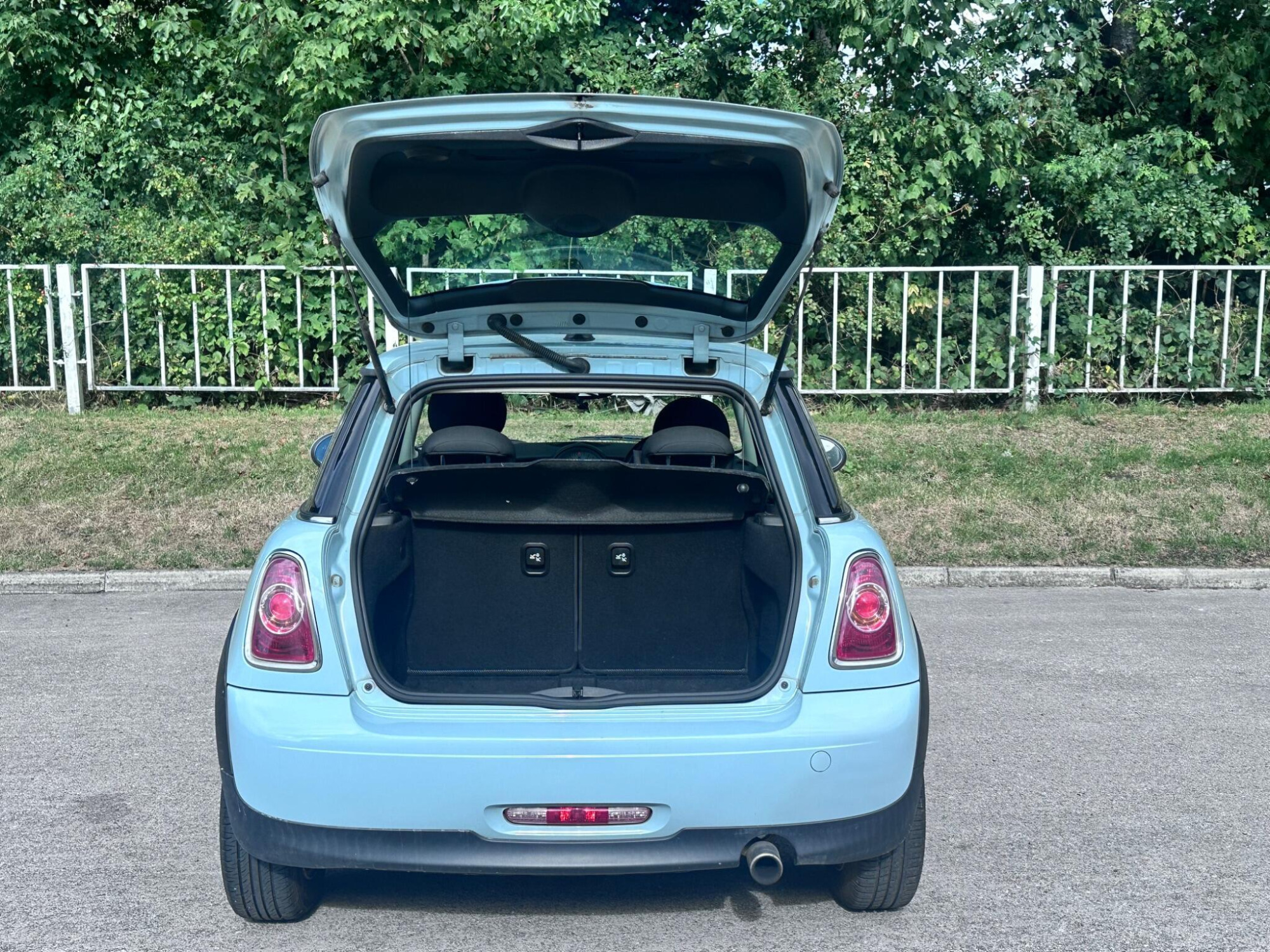 2011 MINI Hatch image 48