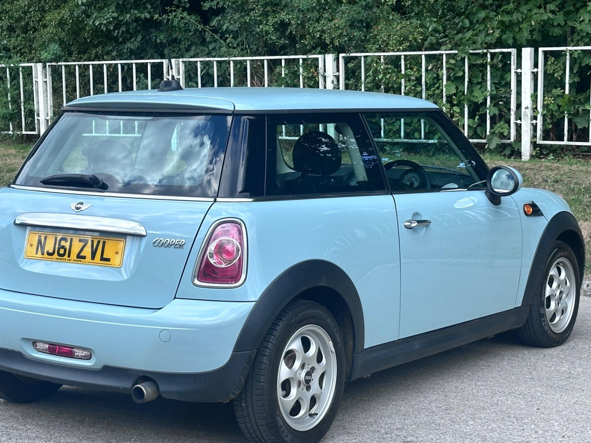2011 MINI Hatch image 20
