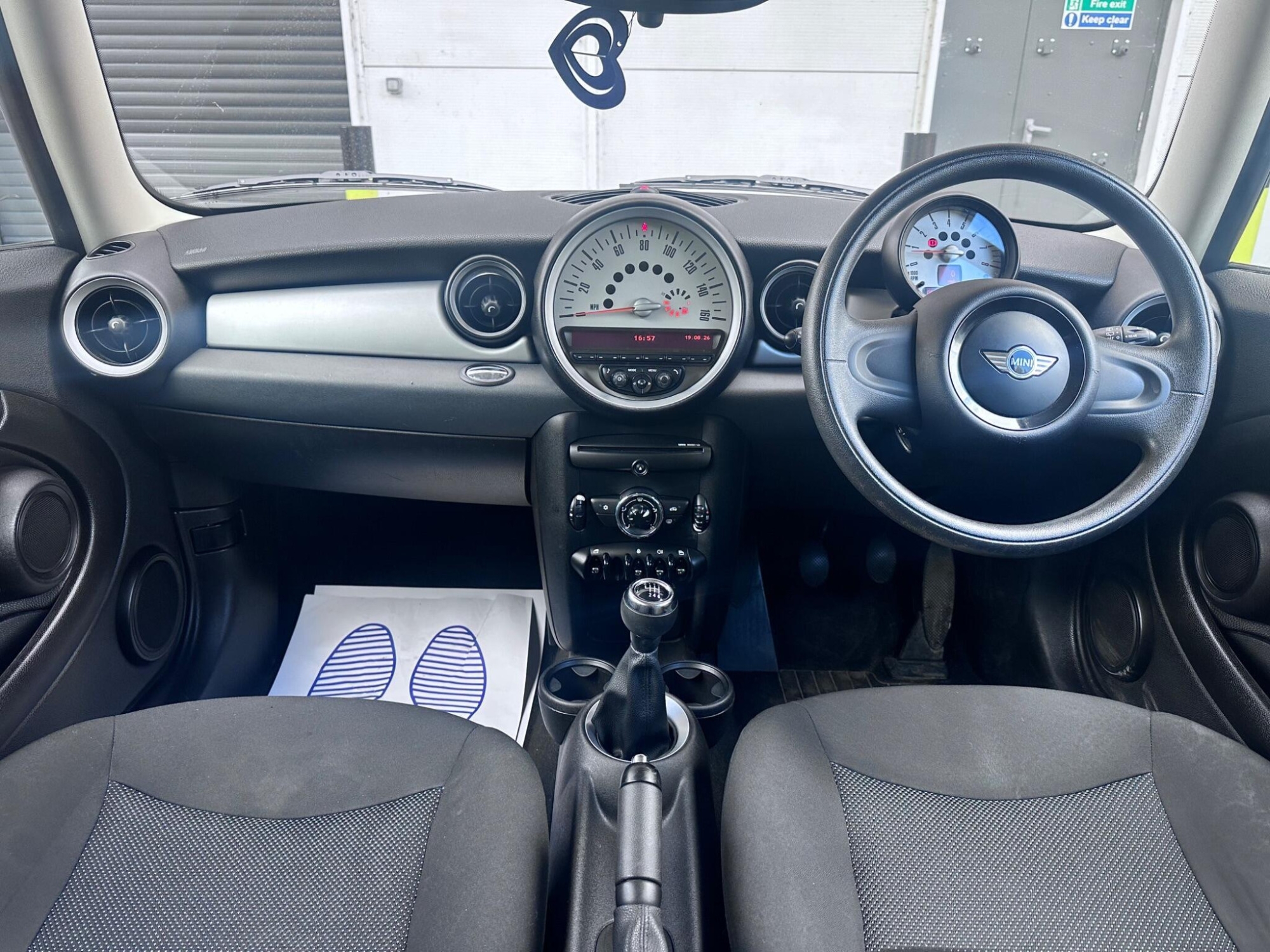 2011 MINI Hatch image 27