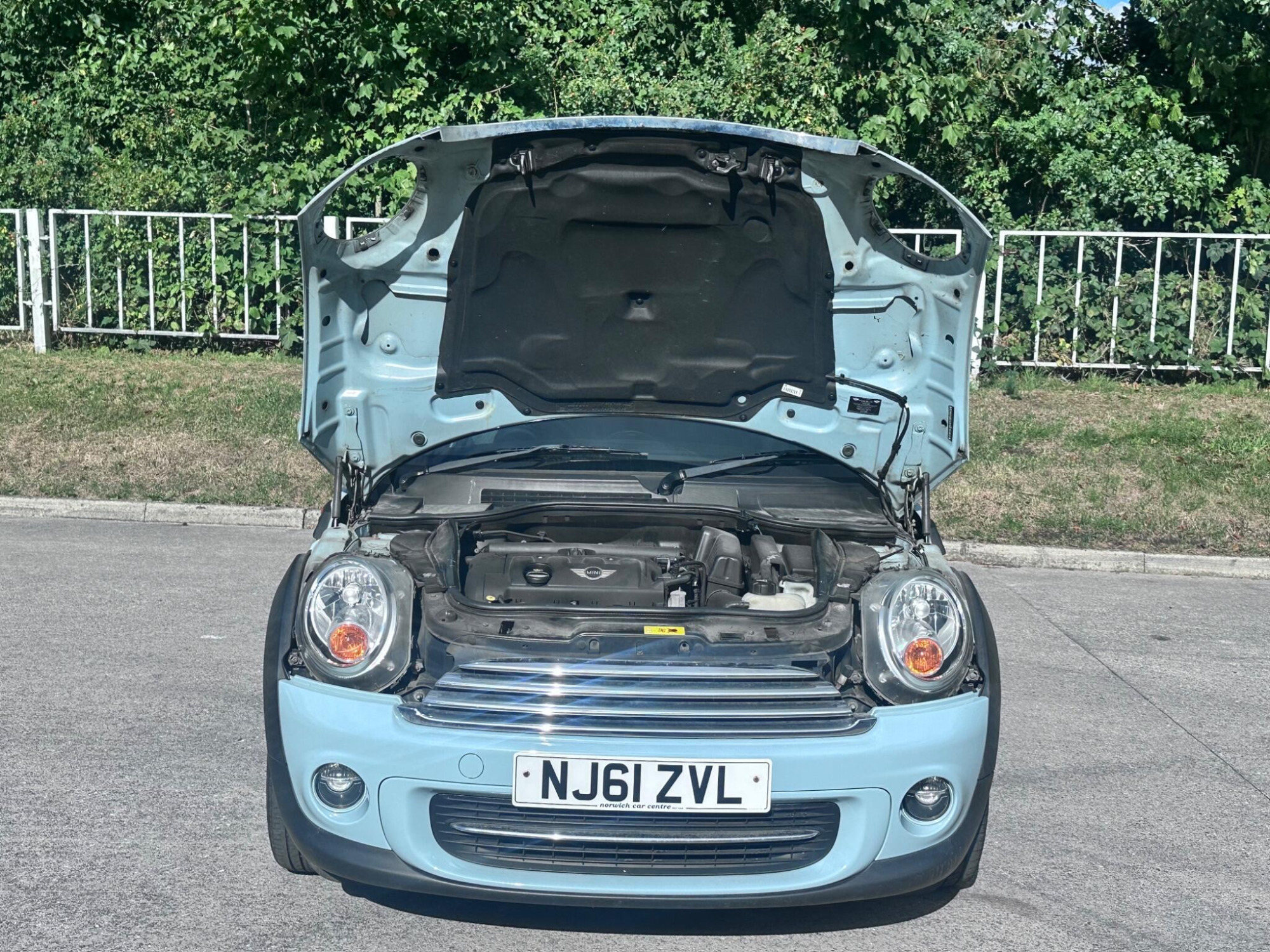 2011 MINI Hatch image 8