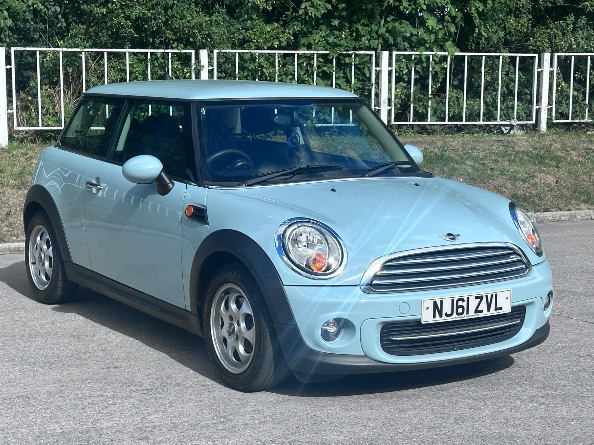 2011 MINI Hatch image 4
