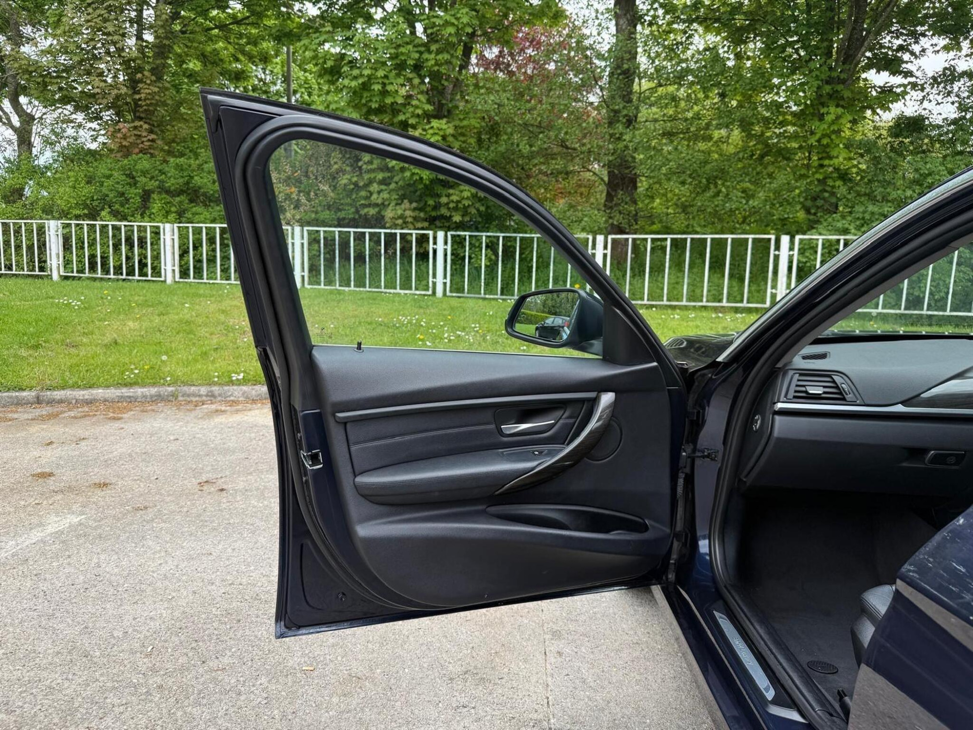 2014 BMW 3 Series image 35