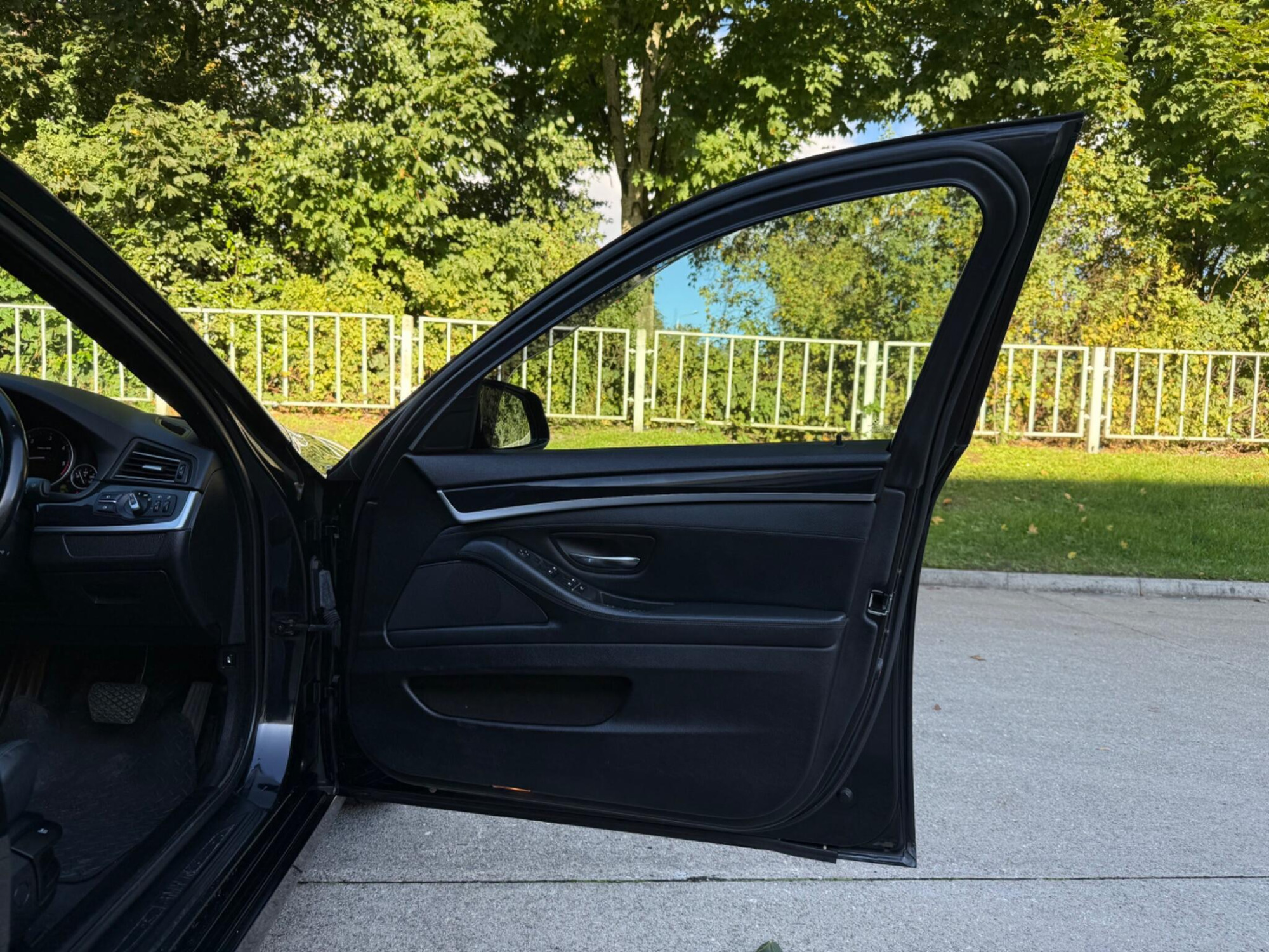 2010 BMW 5 Series image 29