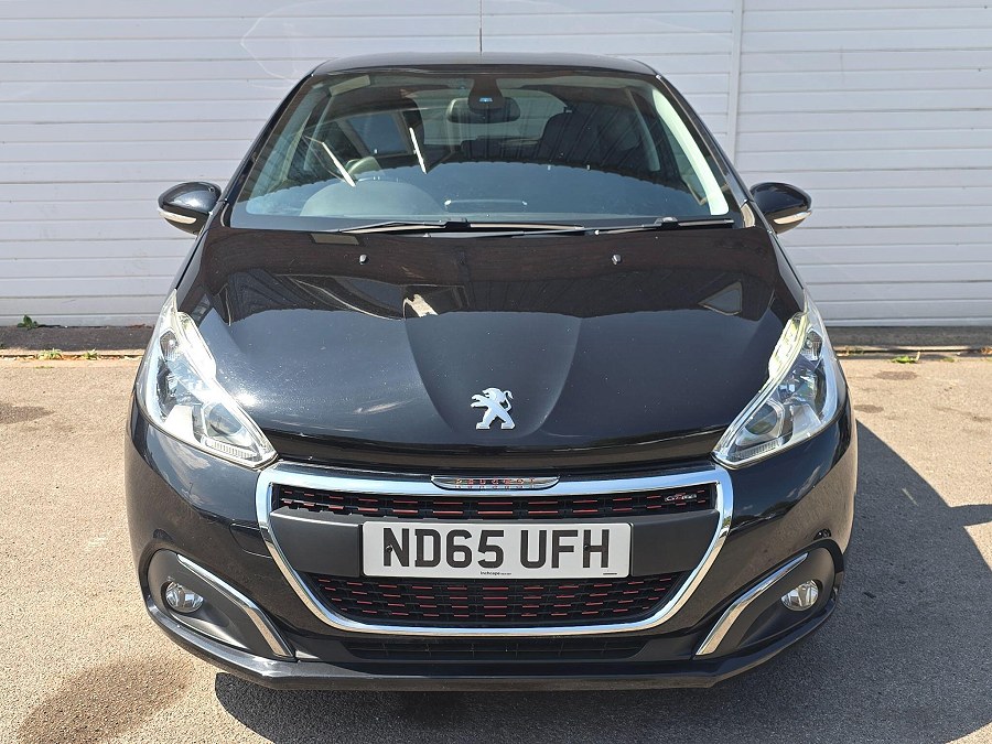 Peugeot 208 photo 2