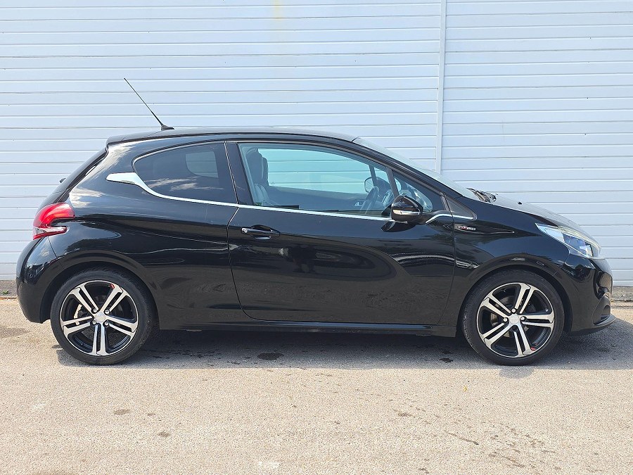 2016 Peugeot 208 photo 9