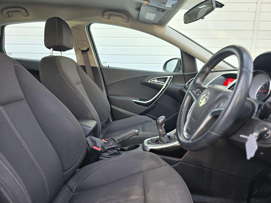 2013 Vauxhall Astra photo 14