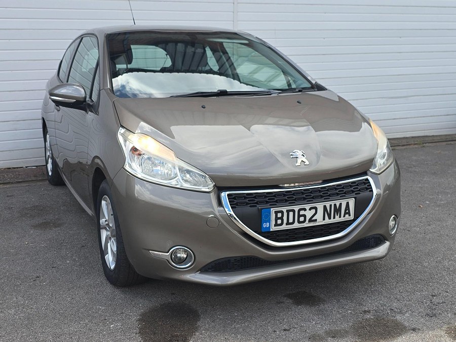 Peugeot 208 photo 2