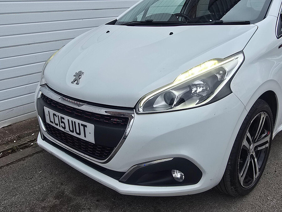 2015 Peugeot 208 photo 11