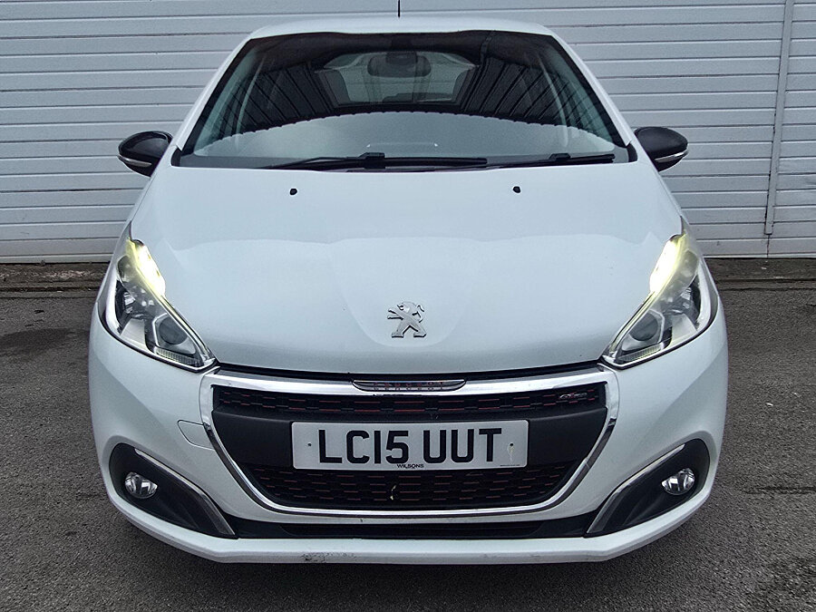 Peugeot 208 photo 2