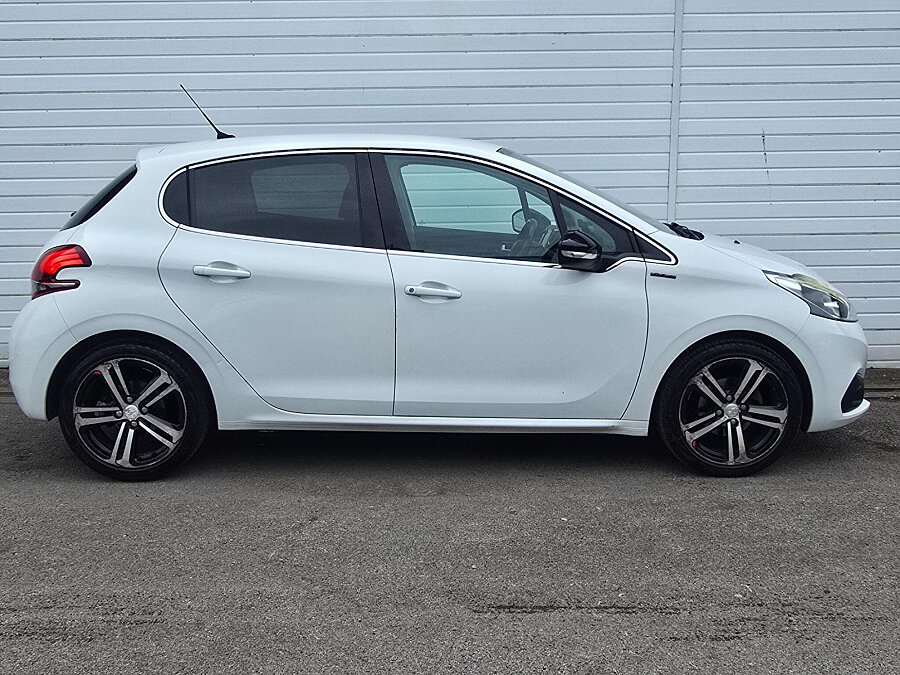 2015 Peugeot 208 photo 9