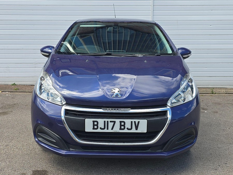Peugeot 208 photo 2