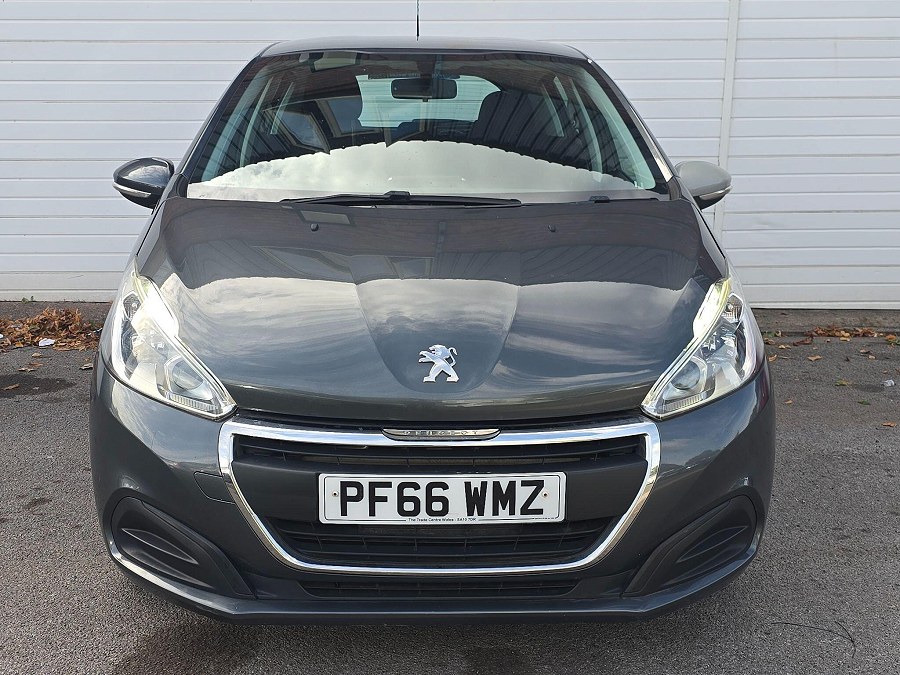 Peugeot 208 photo 2