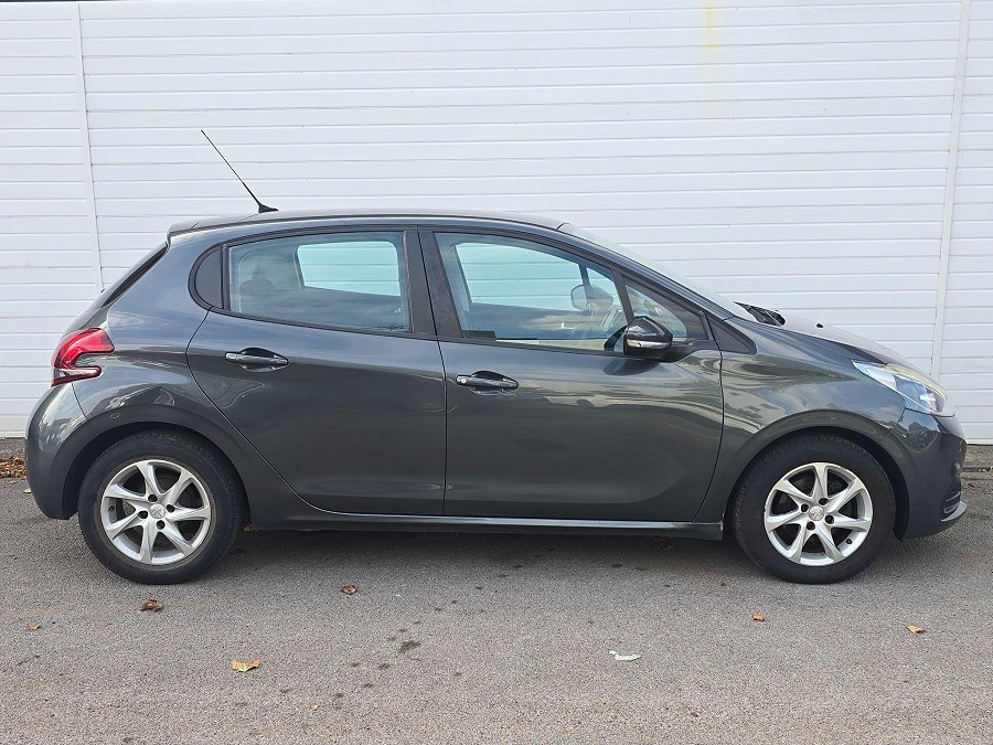 2016 Peugeot 208 photo 9