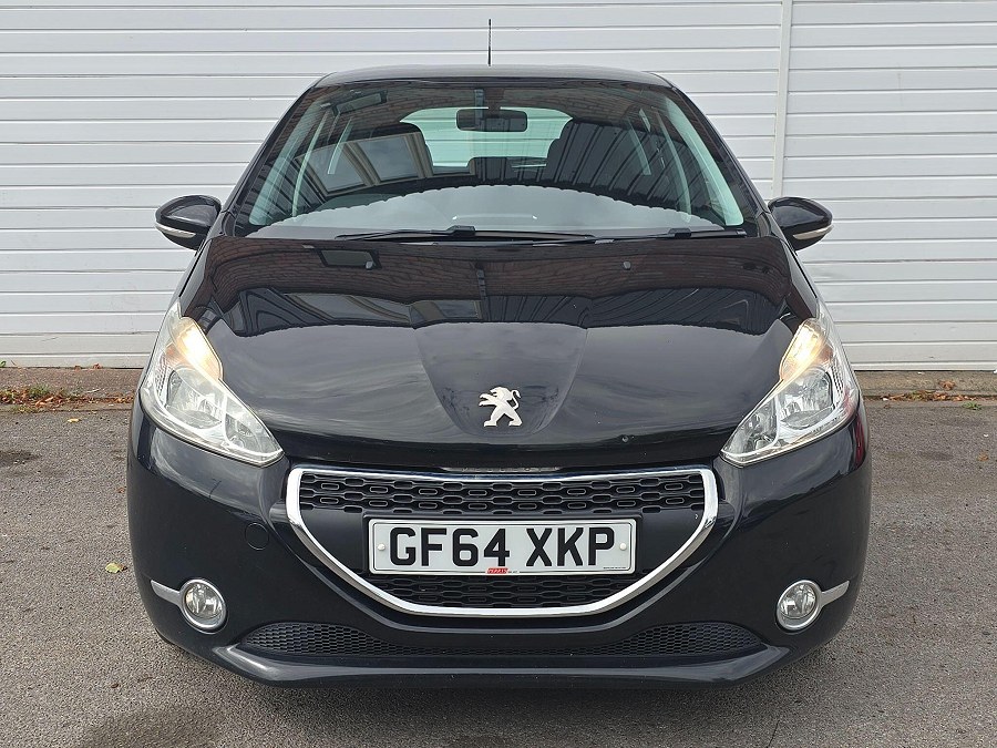 Peugeot 208 photo 2