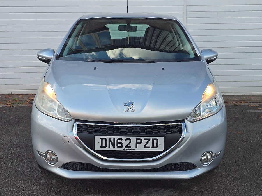 Peugeot 208 photo 2