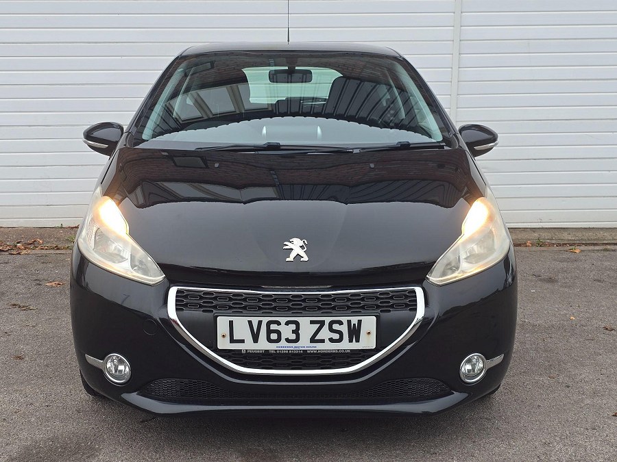 Peugeot 208 photo 2