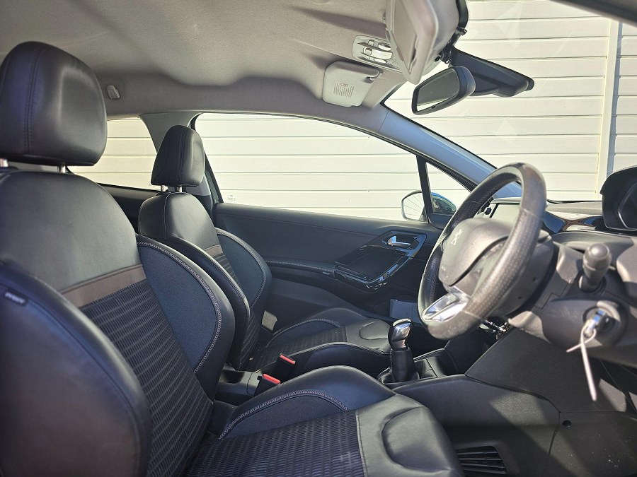 2013 Peugeot 208 photo 14