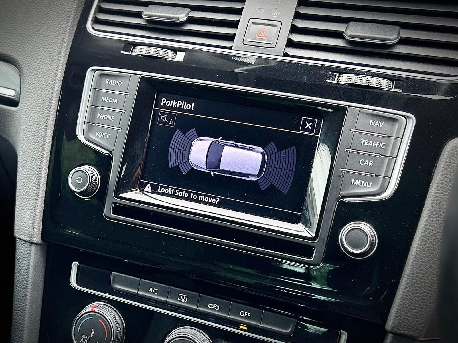 2013 Volkswagen Golf image 14