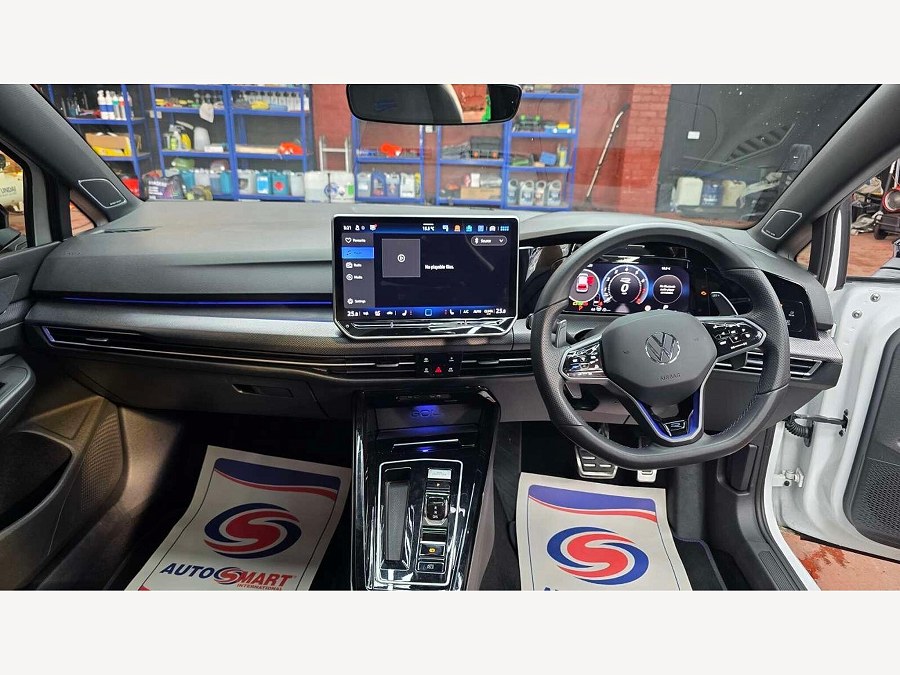 2025 Volkswagen Golf photo 13