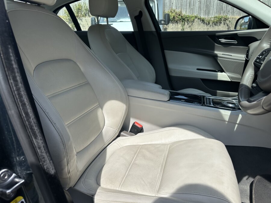 2016 JAGUAR XE photo 11