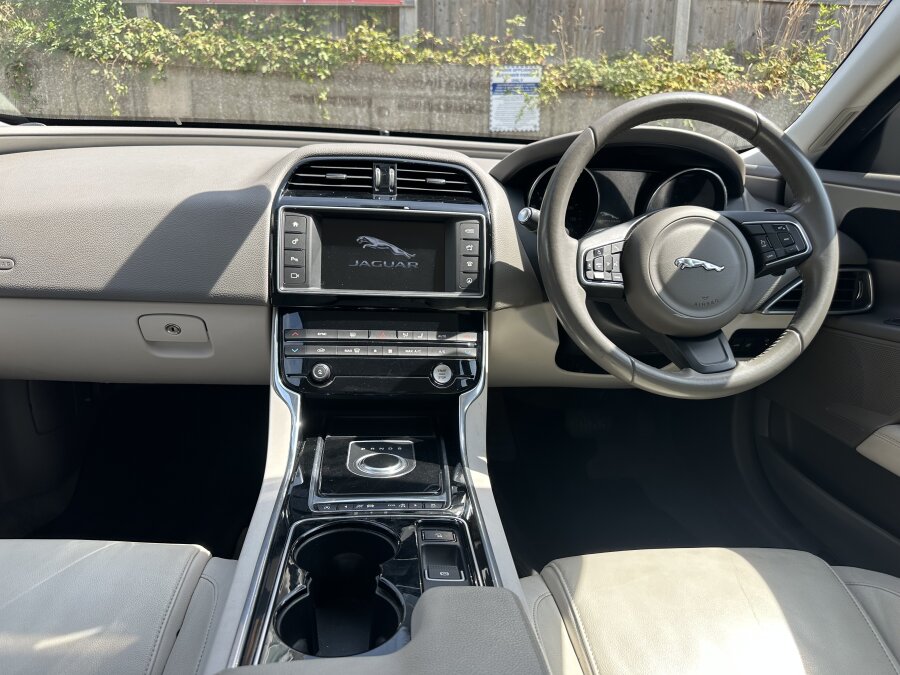 2016 JAGUAR XE photo 13