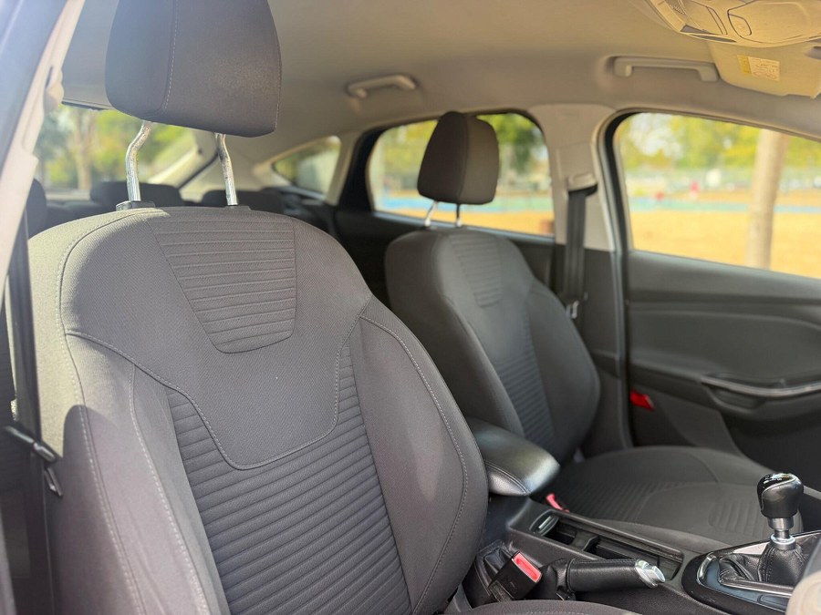 2015 Ford Focus photo 12