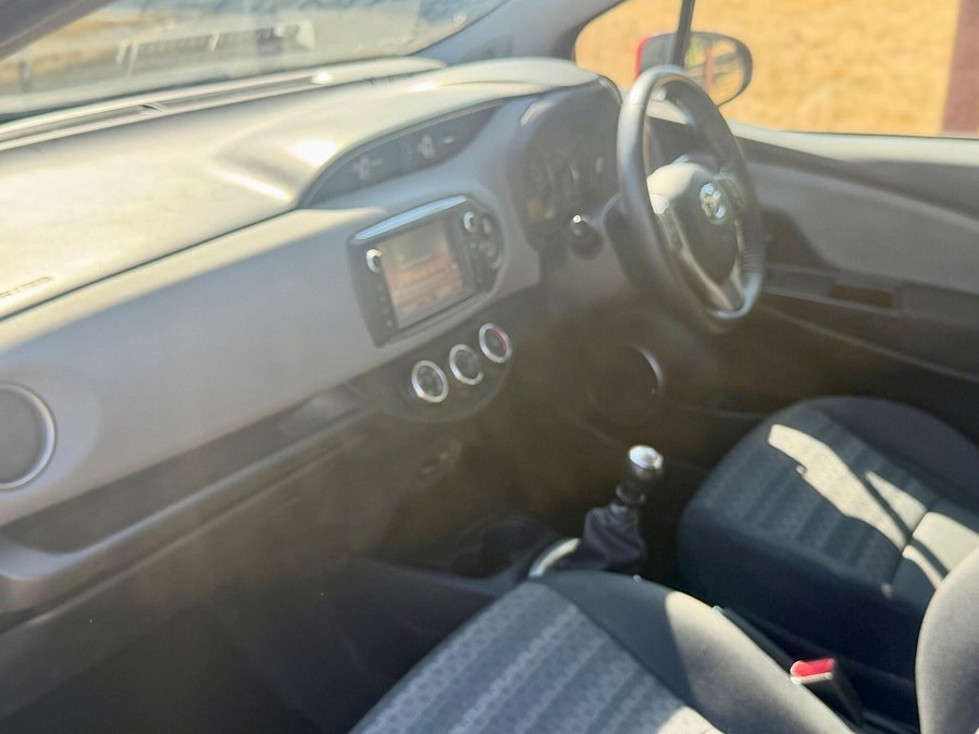 2016 Toyota Yaris photo 8