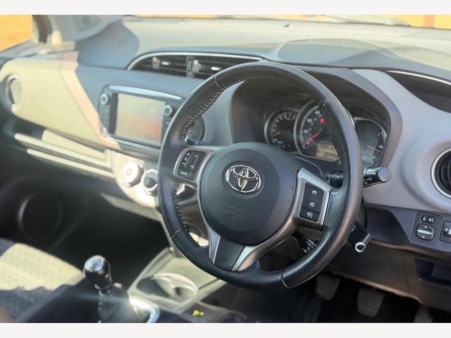 2016 Toyota Yaris photo 2